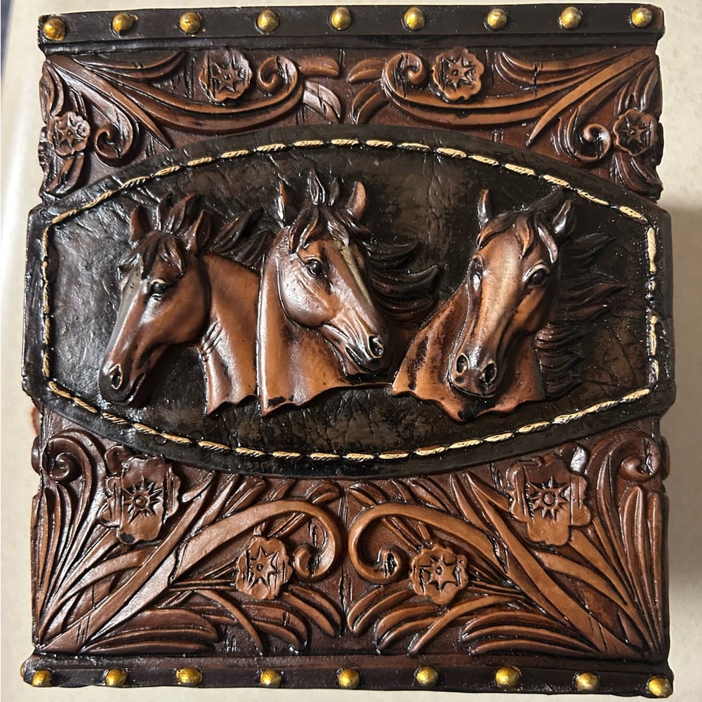 Resin Horse w/tooled leather look Tissue Box - Picture 3 of 5